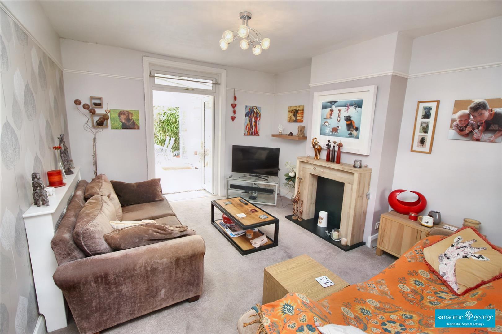 3 bed property in Woodland Drive, Reading